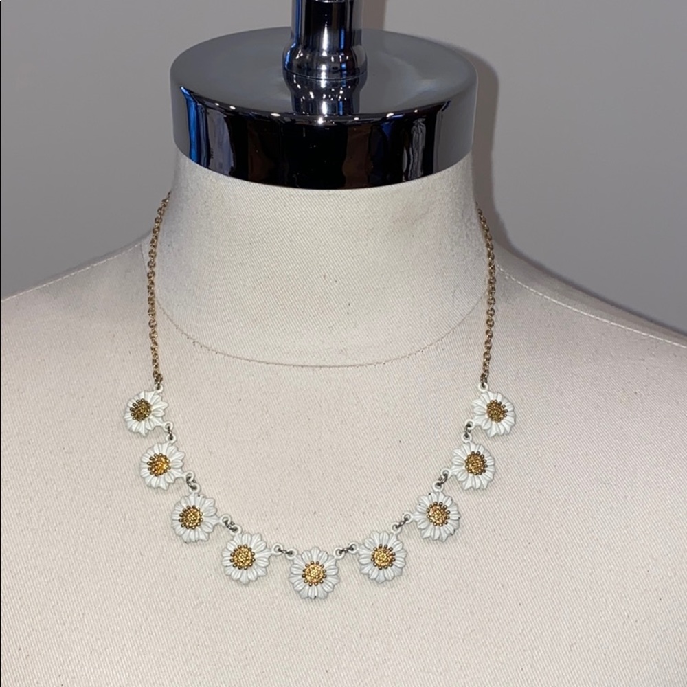 White daisy necklace